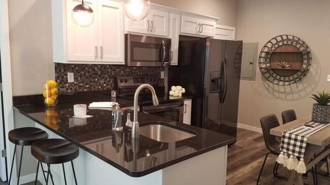Foto del edificio - Fresh Paint and New Flooring 2 bedroom 2 bath Luxury Apartment Branson MO