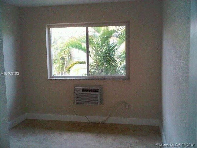 Building Photo - 2160 Bay Dr