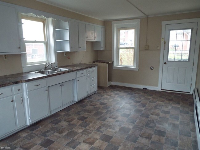 Building Photo - 2 br, 1 bath Duplex - 505 S Market St