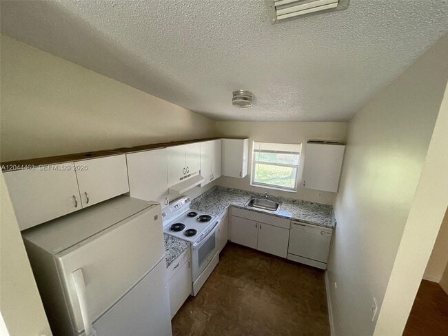 Building Photo - 6031 SW 36th Ct
