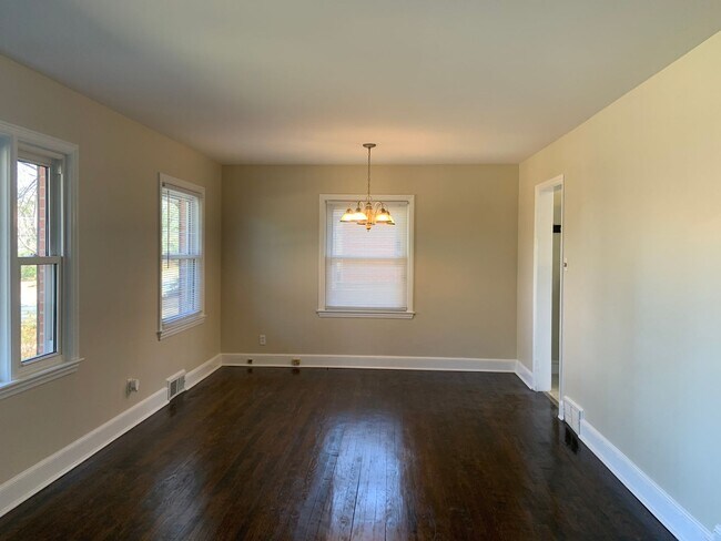 Building Photo - Great 3 BR near Lindley Pool & Rec Center