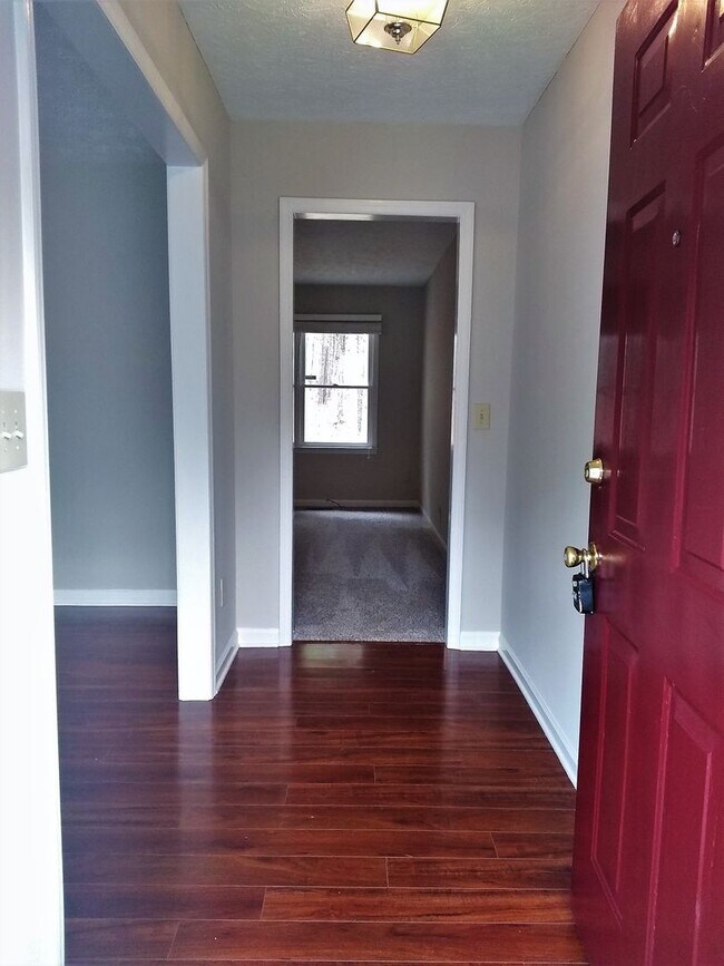 Foto del edificio - UPDATED & SPACIOUS 3 Bedroom 2 Bathroom home close to SHOPPING & FT BRAGG!!