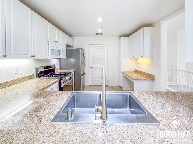 Foto del edificio - OC: Spacious 2BD/2.5BA Condo in Irvine with Resort-Style Amenities, Private Balcony & In-Unit Lau...