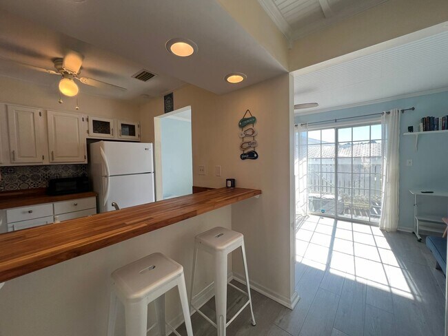 Building Photo - Myrtle Beach - 2 bedroom / 1.5 bath Furnis...