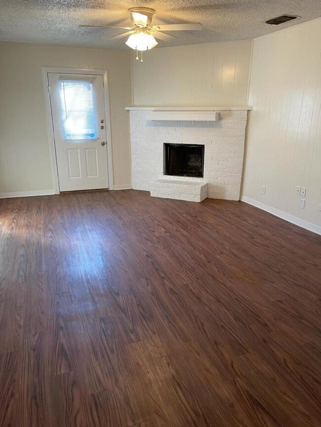 WON'T LAST. PET FRIENDLY, SINGLE-LEVEL TOWNHOME OFF HULEN, FENCED-IN YARD. PET-FRIENDLY, MOVE-IN ... - WON'T LAST. PET FRIENDLY, SINGLE-LEVEL TOWNHOME OFF HULEN, FENCED-IN YARD. PET-FRIENDLY, MOVE-IN ...