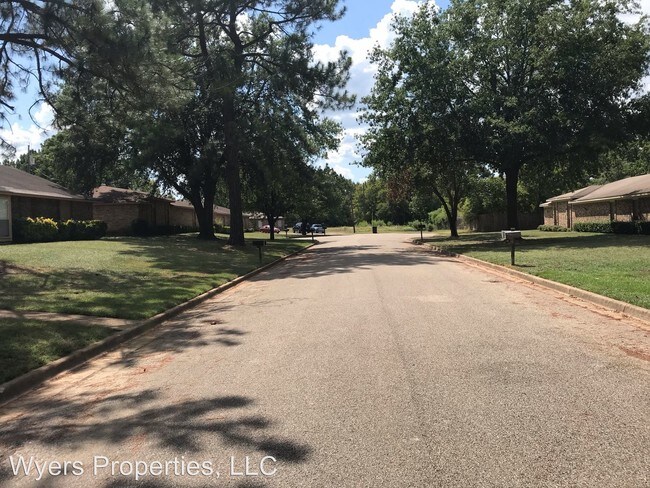 Foto del edificio - 2107 Oak Hollow St