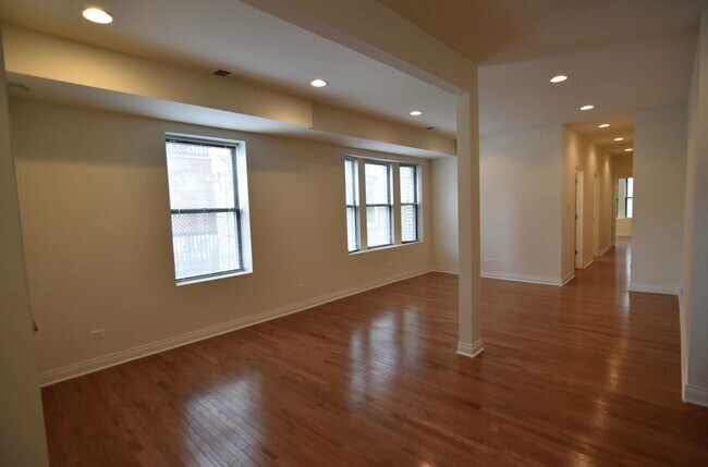Building Photo - 3115 N Sheffield Ave