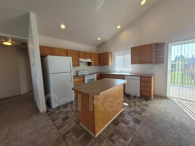 Building Photo - 13626 E Riverside Ave