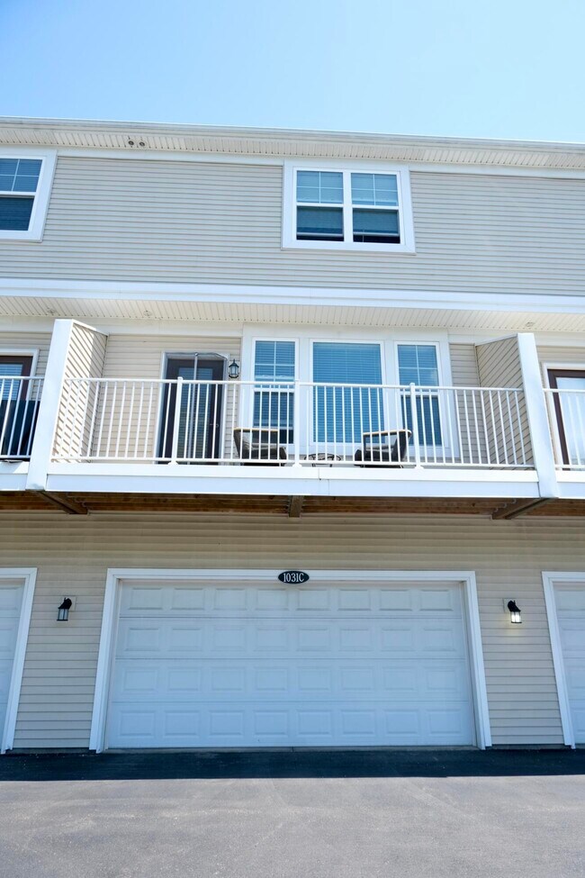 Building Photo - 1031 N Sherman Dr