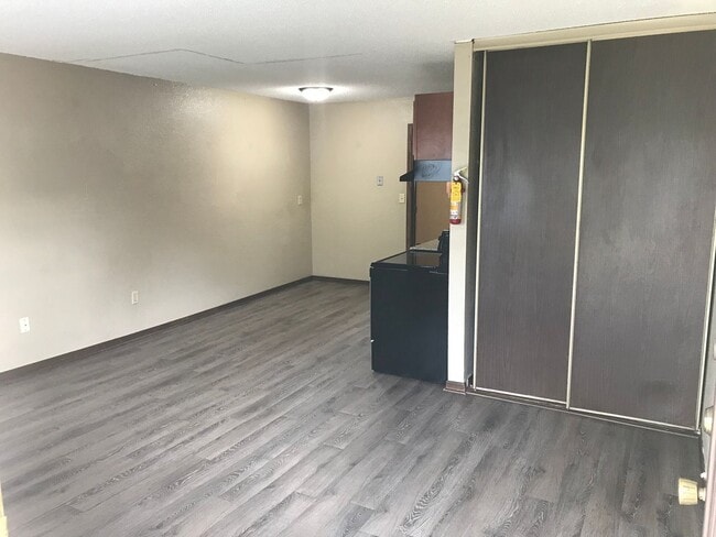 Building Photo - 1 bedroom with a Garage!!, Recently Remode...