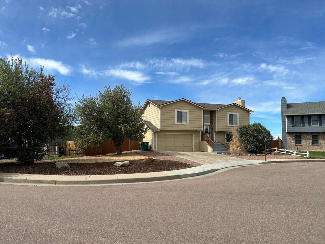 Foto principal - 3BD Split Level with AC and Great Backyard...