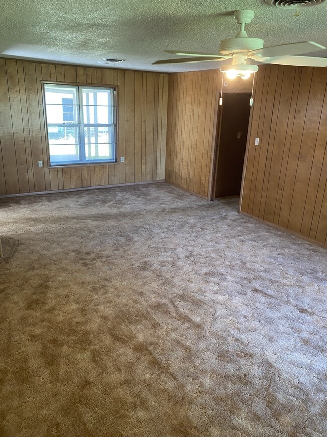 Foto del edificio - 625 Country Club Rd