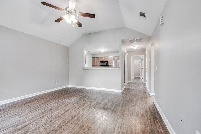 Foto del edificio - Charming 3BR Home/ Fenced Yard Convenient & Comfortable Living