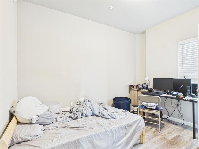 Foto del edificio - 911 W 22nd St