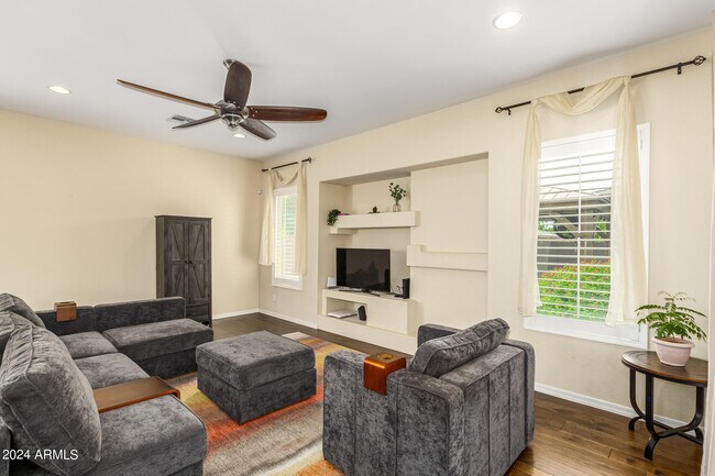 Building Photo - 15115 W Pierson St