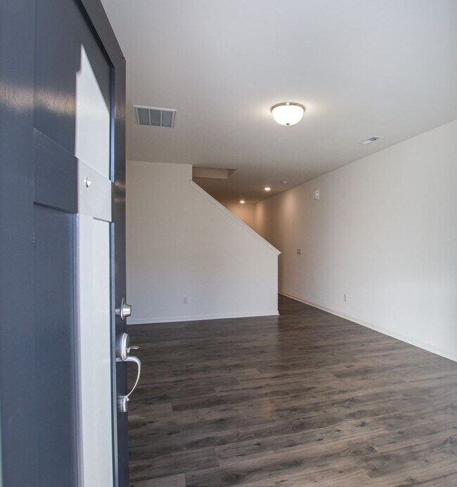 Foto del edificio - BEAUTIFUL 3BD/2.5BTH Townhome - Belmont - JULY MOVE IN