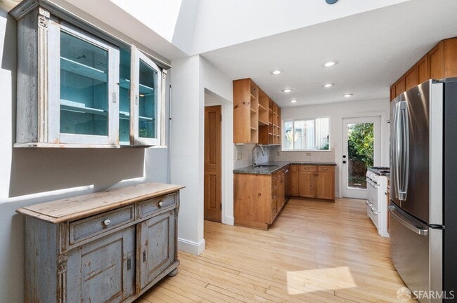 Building Photo - 133 Lundys Ln