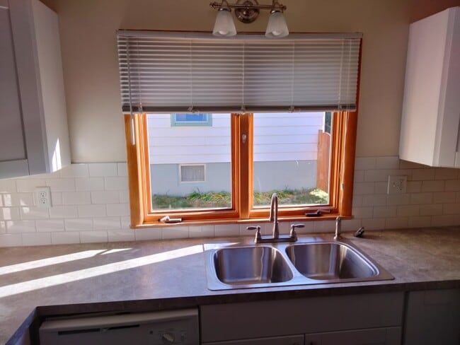 fregadero de la cocina - 415 S 5th Ave