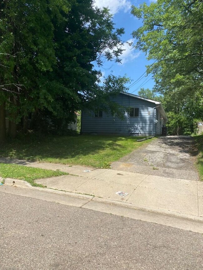 Foto del edificio - $1025 Goodyear Heights 2 BR  Twinplex for ...