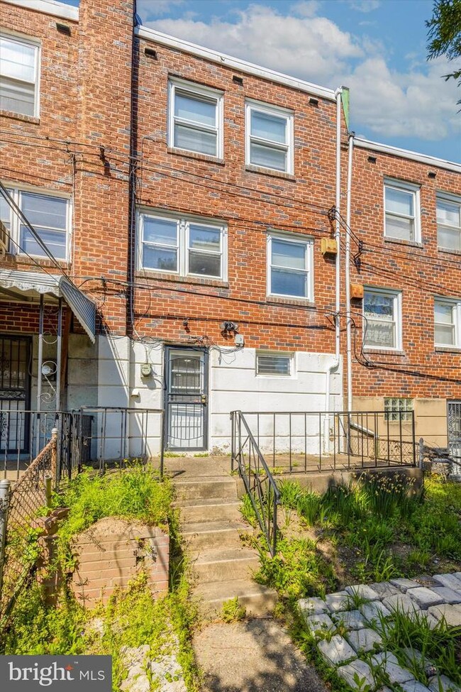 Building Photo - 6043 N Warnock St