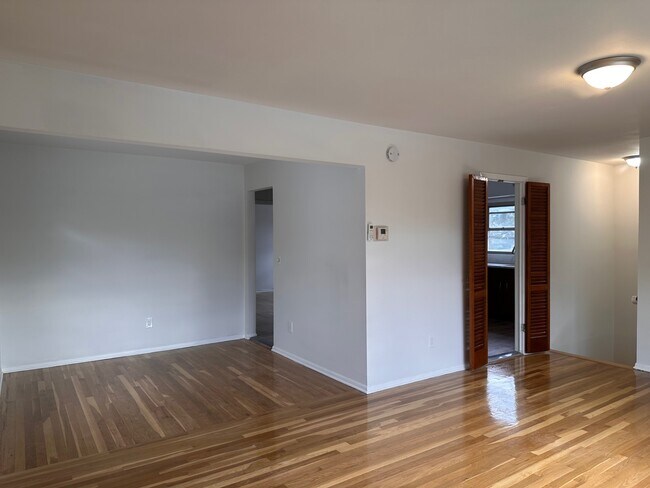Building Photo - 495 Steuben St
