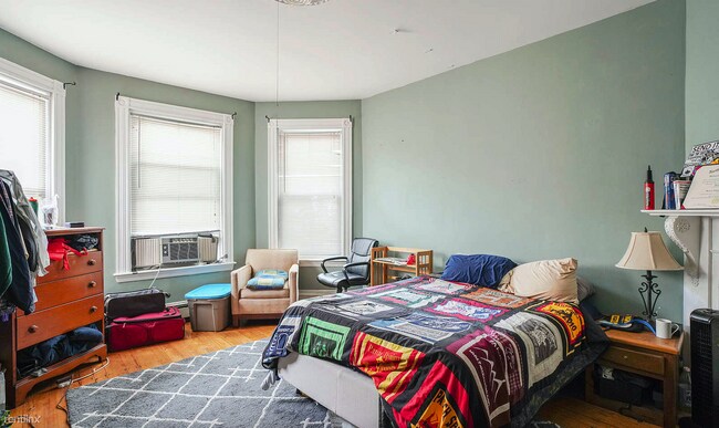 Building Photo - 4 br, 1 bath Triplex - 17 Sachem St 3