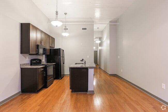 1BR, 1BA - 700 SF - The Lofts at Silver