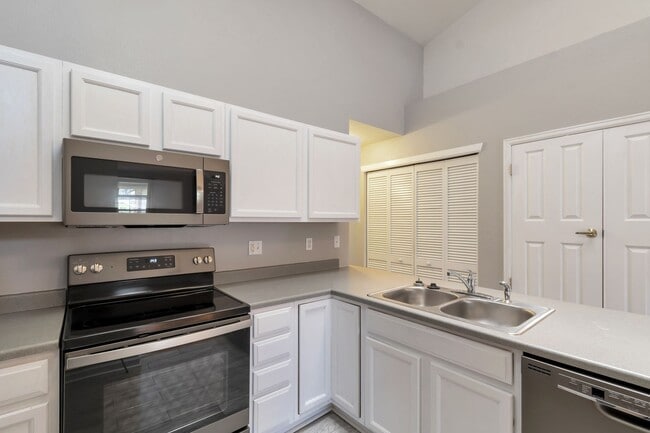 Foto del edificio - 2BR w/ Attached Garage & Balcony near Downtown Littleton