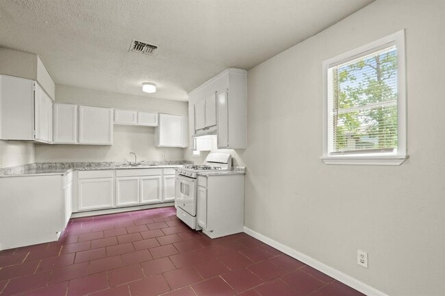 Building Photo - 8122 Homewood Ln