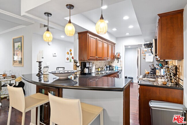 Building Photo - 6708 Hillpark Dr
