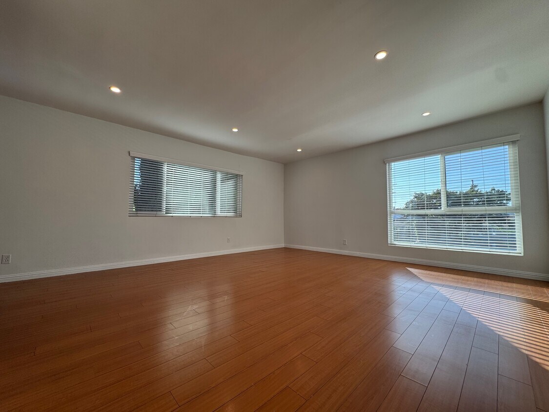 Foto principal - 5708 Woodman Ave