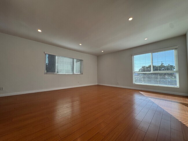 Building Photo - 5708 Woodman Ave