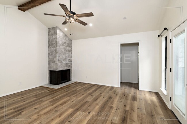 Building Photo - Gorgeous 3 Bedroom/2 Bathroom Home in West...