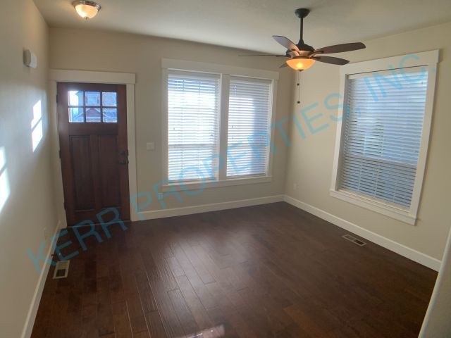 Foto del edificio - 4 Bd / 2.5 Bth - Gas Fireplace - Central A...