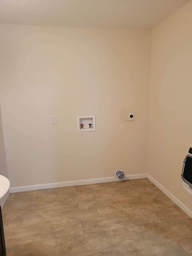 Building Photo - SPACIOUS 3 BEDROOM HOME