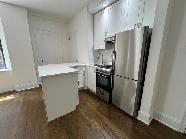Building Photo - 140 E 46th St