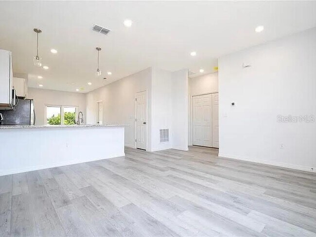 Building Photo - 646 Desmoines Ct
