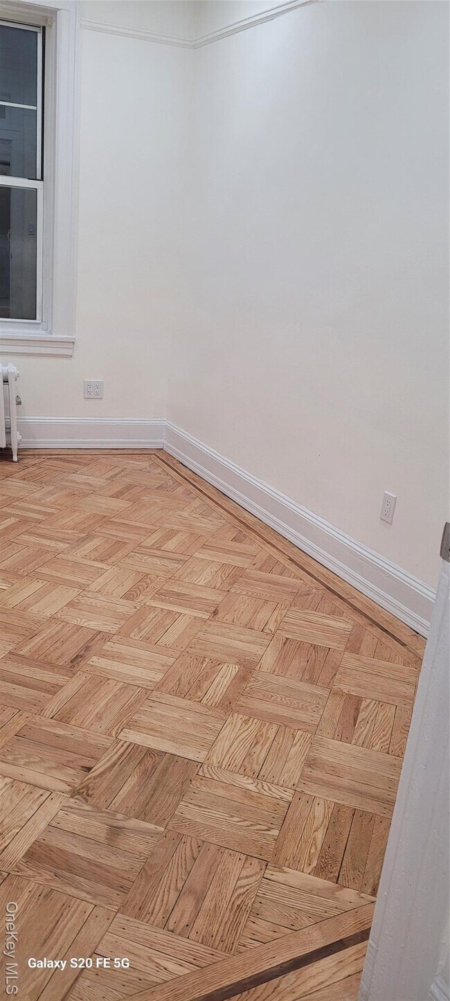 Foto del edificio - 238-05 Braddock Ave