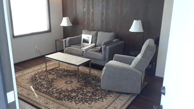 Furnished living room - 1522 Mission Rd