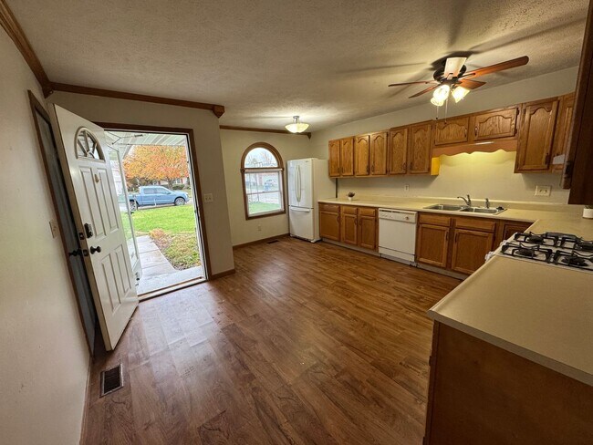 Foto del edificio - Spacious 2 Bed, 2 Bath Home with Fireplace...