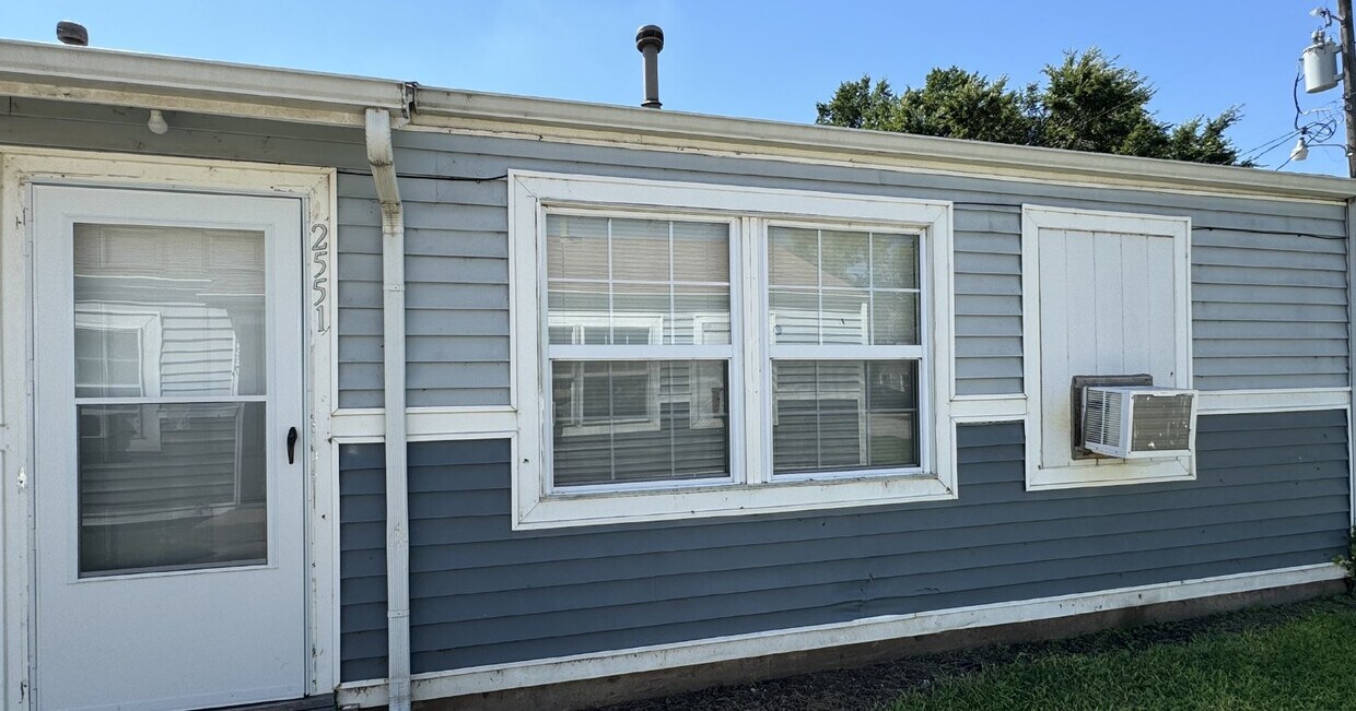 Primary Photo - 2 Bedroom, 1 Bathroom apartment with stack...