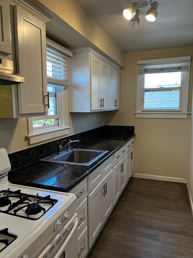 Building Photo - 1 Bedroom 1 Bath Remodeled Apartment for Rent in Uptown Whittier