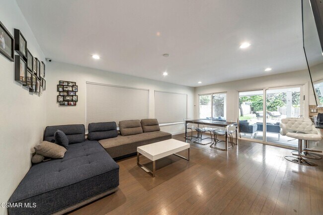 Foto del edificio - 8431 Faust Ave