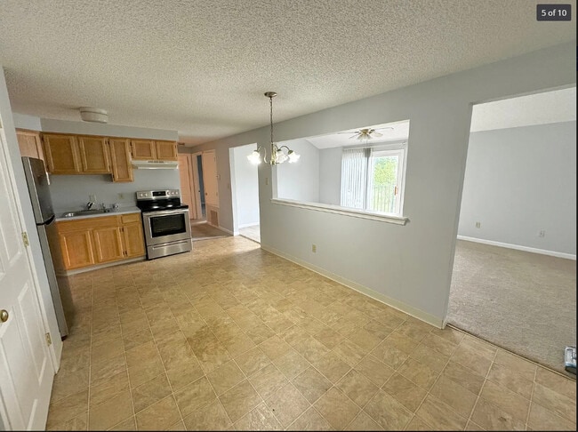Living room / Dining room - Quaker Estates