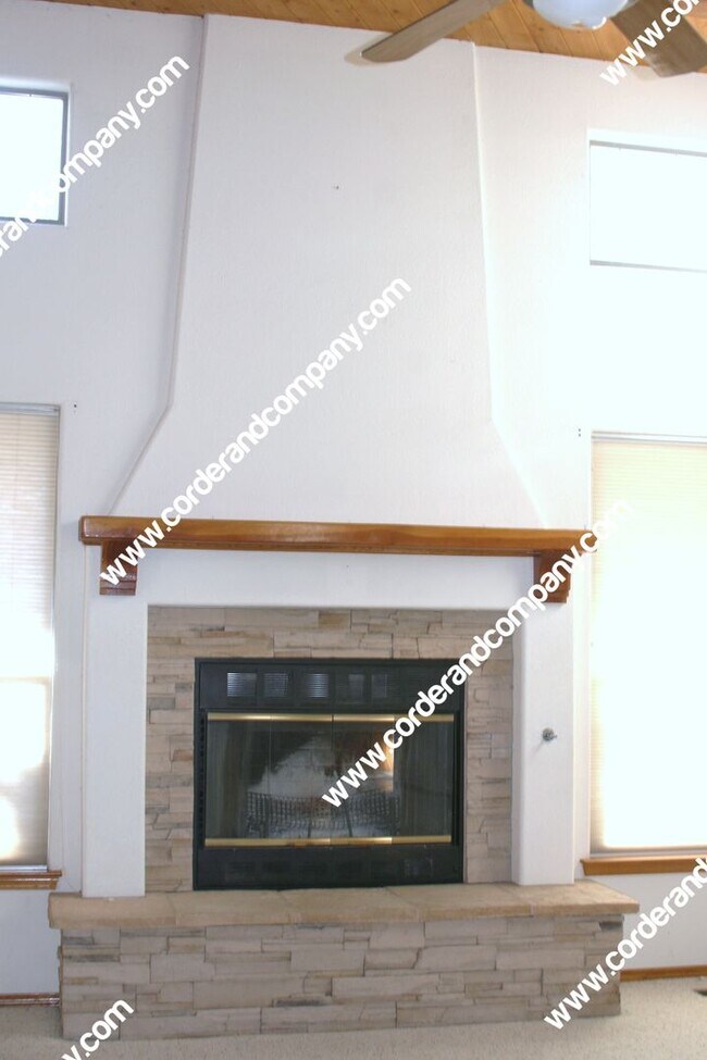 Foto del edificio - Beautiful 4 Bedroom, 2 Bathroom, 2 Car Gar...