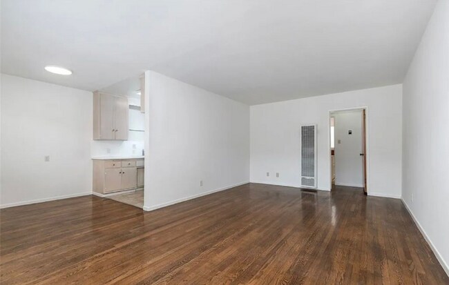 Building Photo - 1015 E Ocean Blvd