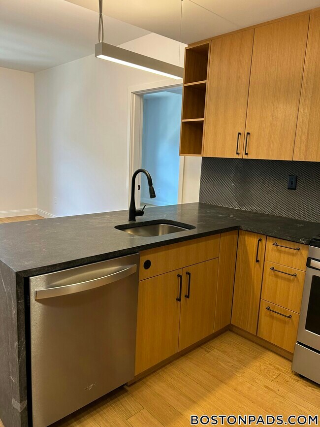 Building Photo - 83 Gardner St