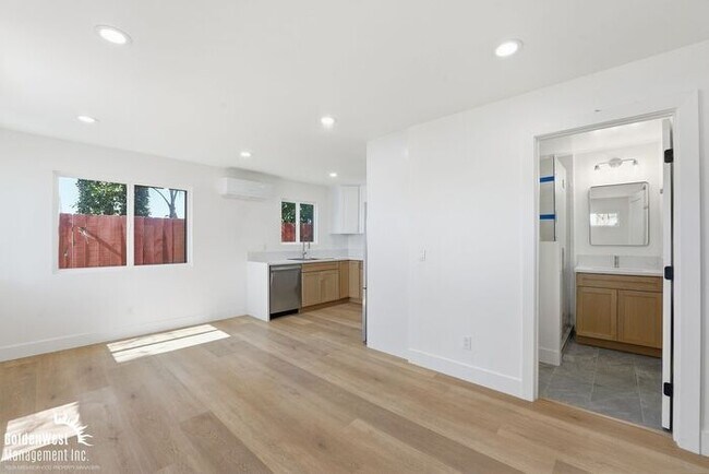 Foto del edificio - Stylish 2 Bd 1 Ba Apartment in a Prime Clairemont Location, Close to Shopping & Dining!