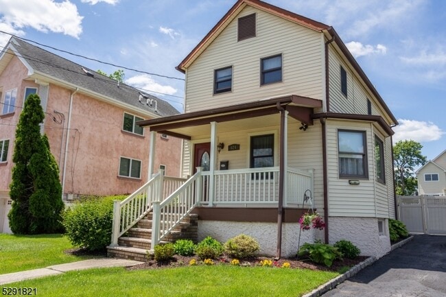 Building Photo - 624 Downer St