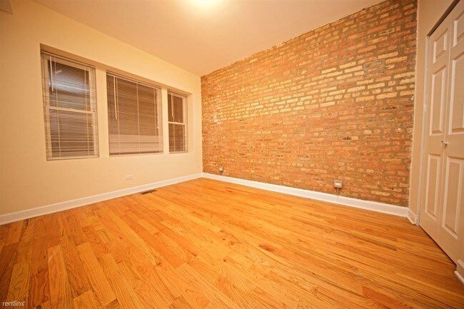 Building Photo - 3300 W Wilson Ave